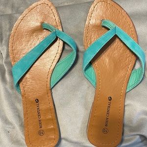 Body central turquoise flip flops size 10 so cute camel color for shoe
